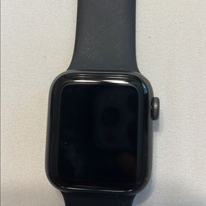 Apple Watch se comes with brand new charger